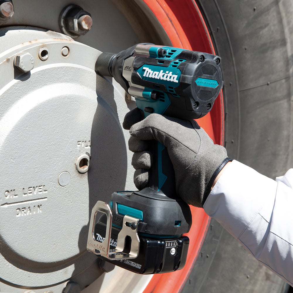 Chave de Impacto 18V 1/2″ 700Nm c/ 2 Bat 5.0Ah Makita DTW700RTJ